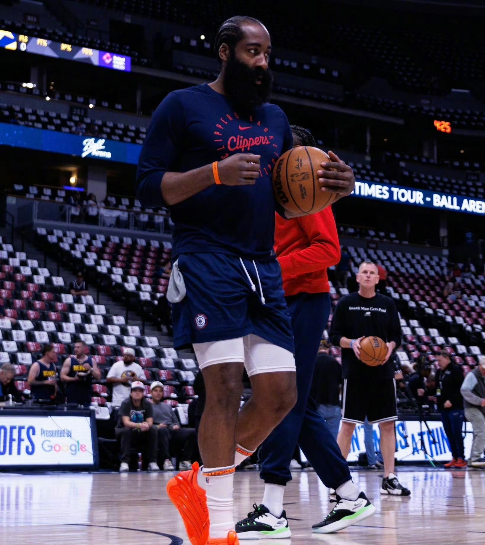 爱游戏体育官方网站关于哈登重返赛场,险胜首场状态出色,热火观众沸腾!全场沸腾不已的信息