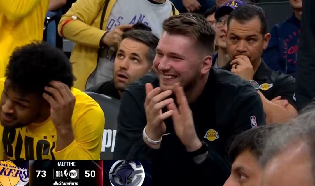 爱游戏体育官方网站蒂姆回归赛场，惊险取胜首场状态亮眼，美国队观众沸腾！(蒂姆参加美网吗)