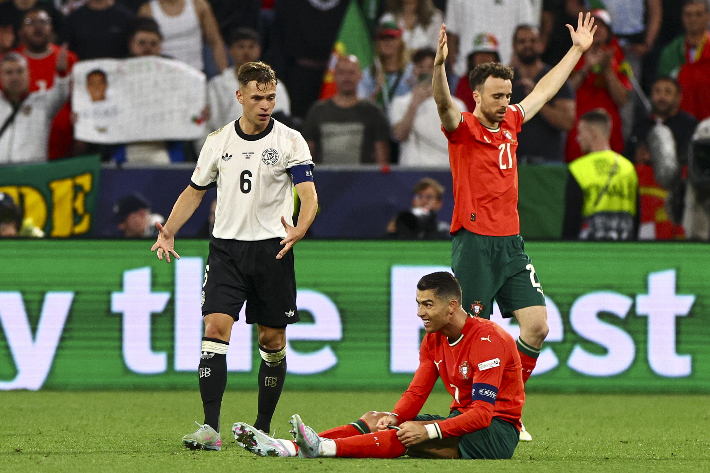 APP下载专区葡萄牙体育迎欧篮联关键赛;冲刺阶段远射贴柱;球迷炸锅;轮换策略成焦点的简单介绍